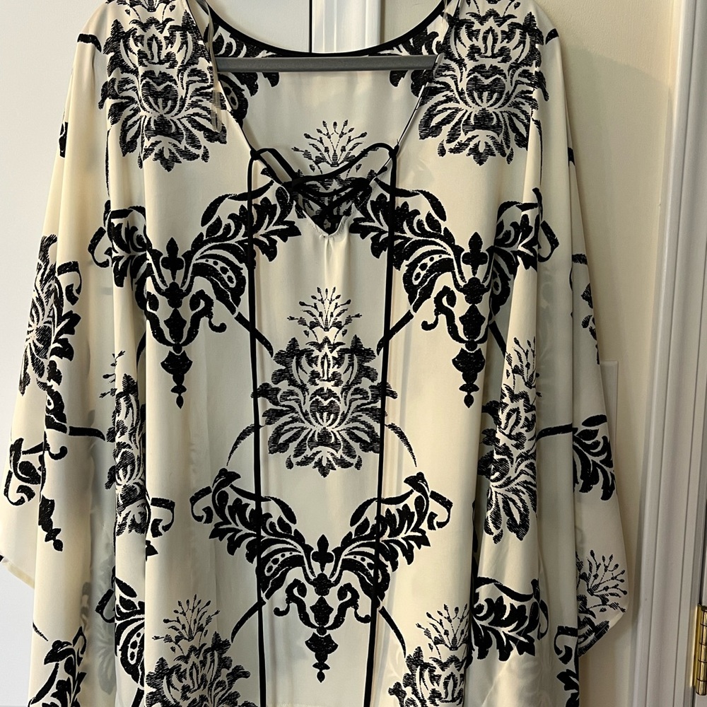 Ladies stunning bat sleeve top with draping arms